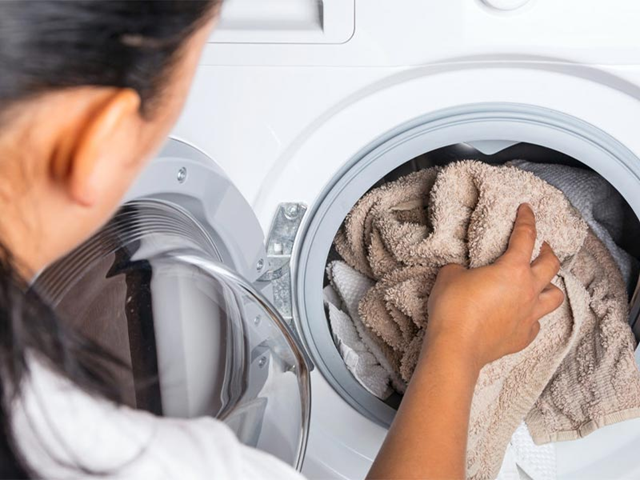 اشتباه رایج که عمر موتور لباسشویی را نصف میکند